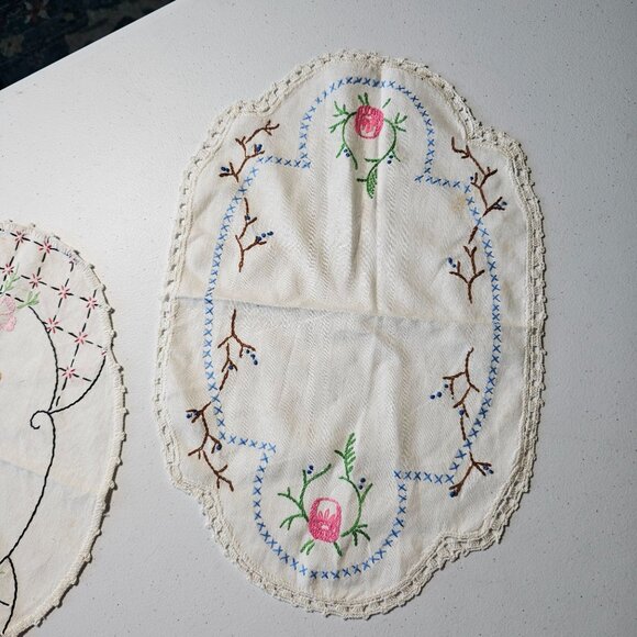 Vintage Hand embroidered Lace Detail Oval shaped napkin table linen handkerchief - Picture 6 of 11